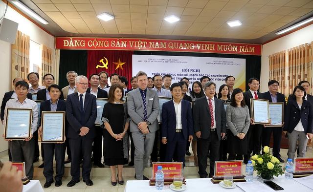 Nhân viên khách sạn, thợ kỹ thuật... sẽ được học kỹ năng nghề của Australia - 2
Lễ trao chứng nhận đạt chuẩn triển khai đào tạo các nghề chuyển giao từ Australia cho các trường cao đẳng tại VN.