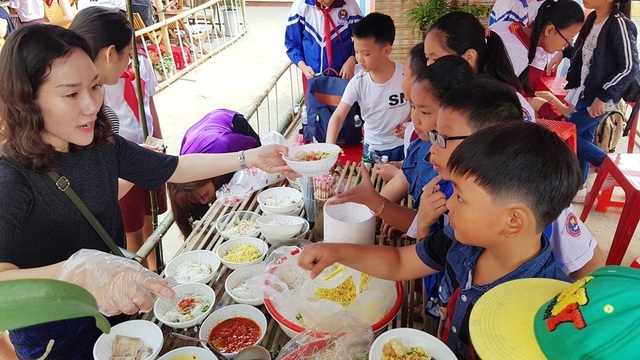 Học sinh cấp 1 thích thú trong phiên chợ quê cố đô Huế - 9 Học sinh thích thú ăn cơm hến Huế