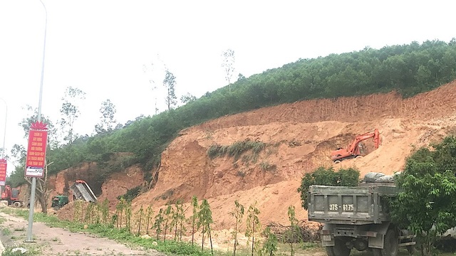 “Đất tặc” rầm rộ hoành hành ngay cạnh Khu di tích quốc gia Truông Bồn? - 1 Phía trên đồi một máy múc lớn, phía dưới cả đoàn xe đang chờ để ăn đất.