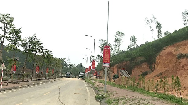 “Đất tặc” rầm rộ hoành hành ngay cạnh Khu di tích quốc gia Truông Bồn? - 2 Con đường Khu di tích quốc gia Truông Bồn bị cày xới. Được biết, đoàn xe tải đang ăn đất tại đây là của nhà xe Cảnh Hoa đóng trên địa bàn huyện Đô Lương.