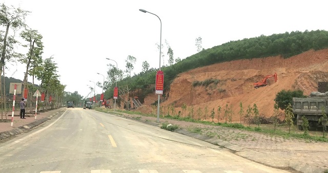 “Đất tặc” rầm rộ hoành hành ngay cạnh Khu di tích quốc gia Truông Bồn? - 3 Khai thác đất cạnh Khu di tích quốc gia Truông Bồn đã làm ảnh hưởng rất nhiều đến công trình tâm linh tại đây.