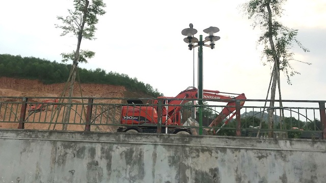 “Đất tặc” rầm rộ hoành hành ngay cạnh Khu di tích quốc gia Truông Bồn? - 7 Một chiếc máy múc sau đó được di chuyển đi khỏi quả núi.