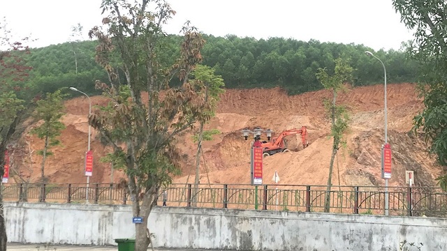 “Đất tặc” rầm rộ hoành hành ngay cạnh Khu di tích quốc gia Truông Bồn? - 10 Máy múc đào đất cạnh Khu di tích quốc gia Truông Bồn khiến nhiều người dân bức xúc.