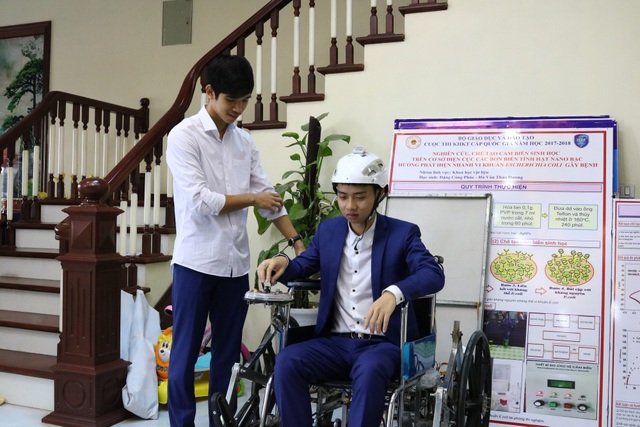 Học sinh sáng chế "xe lăn leo cầu thang" - 1 Em Nguyễn Công Khánh và Nguyễn Hữu Thành Đạt đang thử nghiệm chiếc xe lăn leo cầu thang điều khiển bằng cử chỉ của đầu, giọng nói và điện thoai thông minh
