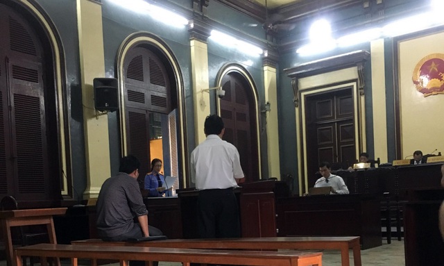 Nguyên Chủ tịch UBND xã tiếp tay cho “cò đất” lừa đảo - 1 Các bị cáo tại phiên tòa