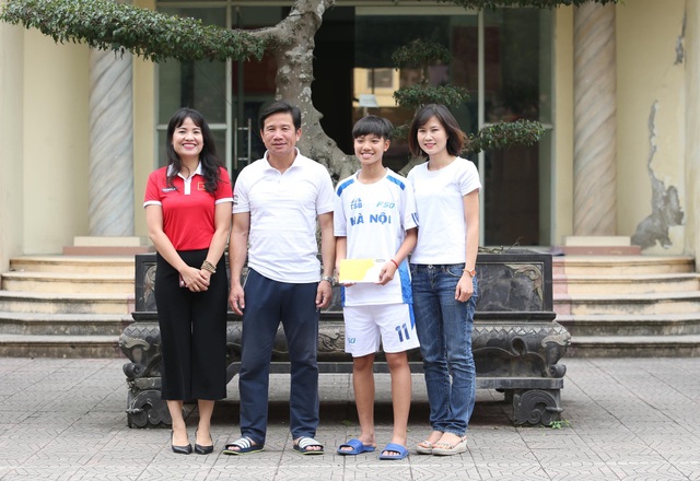Cựu tuyển thủ bóng đá nữ quốc gia hỗ trợ đồng nghiệp gặp khó khăn - 2
Bà Nguyễn Thu Ngọc (trái) - GĐ đối ngoại của VPMilk, tìm đến giúp đỡ Vũ Thị Hoa, thông qua cầu nối Ngọc Châm