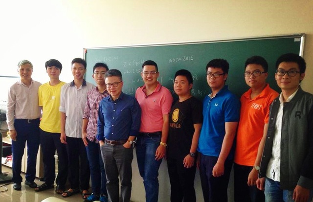 Chàng trai Nam Định chinh phục cùng lúc 12 trường Đại học hàng đầu Mỹ - 2 Tài (áo hồng) gặp gỡ GS. Ngô Bảo Châu và CLB Toán học Nuôi dưỡng nhân tài.