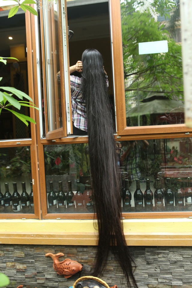 Cùng ngắm nhìn những mái tóc dài thướt tha của phụ nữ Việt Nam, nét đẹp khó cưỡng! Tóc dài Việt Nam mang trong mình nhiều điều thú vị về nền văn hóa và truyền thống của đất nước. Mỗi kiểu tóc đều có câu chuyện riêng, hãy cùng khám phá những bí mật đằng sau đẹp tựa như sen của Tóc dài Việt Nam!