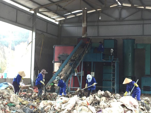 Vụ dân chặn bãi rác vì ô nhiễm: Huyện xin lỗi dân vì cấp dưới yếu kém - 3 Hiện huyện Đức Thọ đã đưa một lò đốt vào để xử lý rác