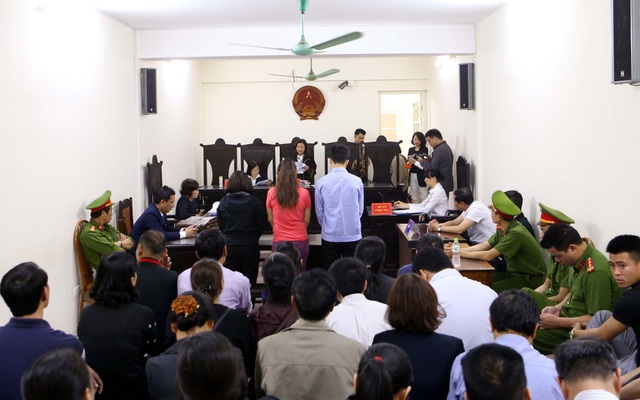 Vụ cháy quán karaoke 13 người chết: Ba bị cáo “chia nhau” 23 năm tù - 2 HĐXX tuyên án các bị cáo.