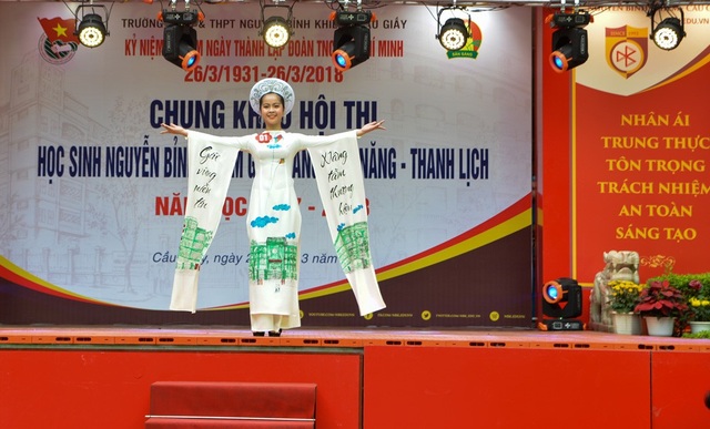Nữ sinh ước mơ thành ca sĩ giành giải Nhất "Học sinh thanh lịch" THPT Nguyễn Bỉnh Khiêm - 10
Quán quân cuộc thi bạn Nguyễn Hải Anh - Lớp 8A đạt giải Nhất chung cuộc khối THCS