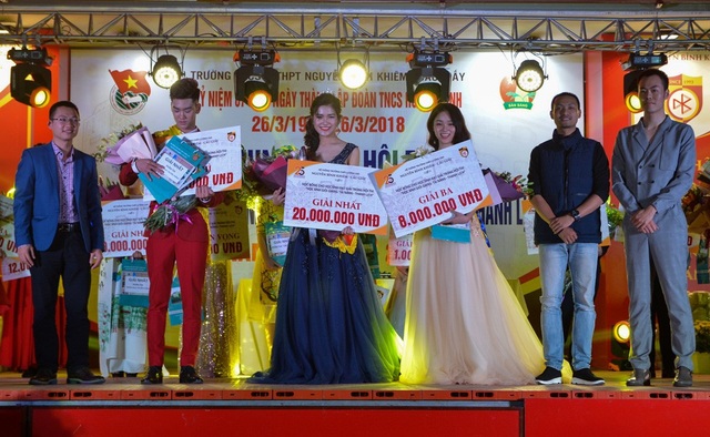 Nữ sinh ước mơ thành ca sĩ giành giải Nhất "Học sinh thanh lịch" THPT Nguyễn Bỉnh Khiêm - 3
Giây phút đăng quang của 3 gương mặt xuất sắc nhất THPT Nguyễn Bỉnh Khiêm.