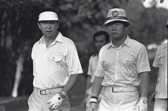 Vòng xoáy lao lý của các cựu tổng thống Hàn Quốc - 2 Cựu Tổng thống Chun Doo Hwan (phải) chơi golf tại Câu lạc bộ đảo Singapore (Ảnh: ST)