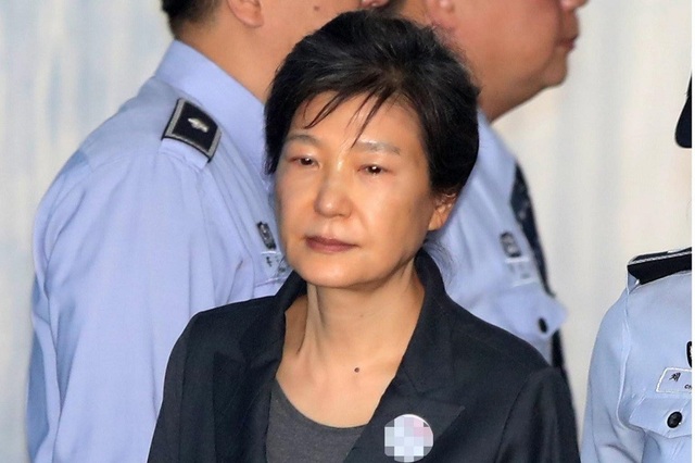 Vòng xoáy lao lý của các cựu tổng thống Hàn Quốc - 5 Cựu Tổng thống Park Geun-hye bị đưa tới tòa án ở Seoul hồi tháng 10/2017 (Ảnh: EPA)
