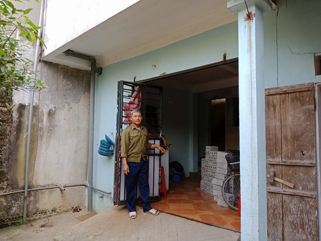 Đất đang tranh chấp vẫn ngang nhiên mang người đến phá cửa nhà vào chiếm dụng! - 1 Phần đất phía sau căn nhà không nằm trong sổ đỏ mà là đất của gia đình ông Lương cho con trai mượn.