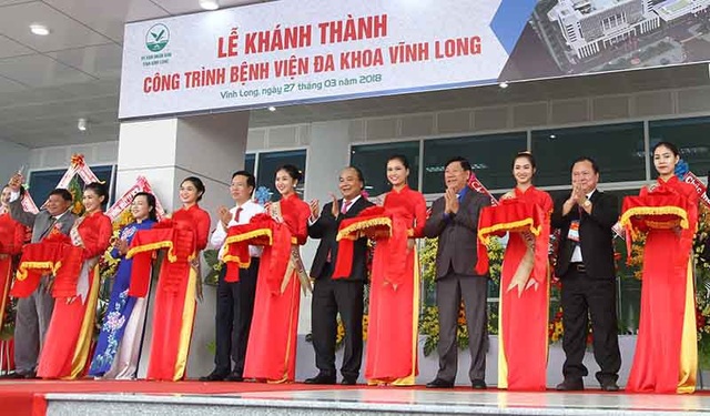 Thủ tướng Chính phủ dự lễ khánh thành Bệnh viện Đa khoa tỉnh Vĩnh Long - 1 Thủ tướng Chính phủ Nguyễn Xuân Phúc cùng các đại biểu cắt băng khánh thành Bệnh viện ĐK tỉnh Vĩnh Long
