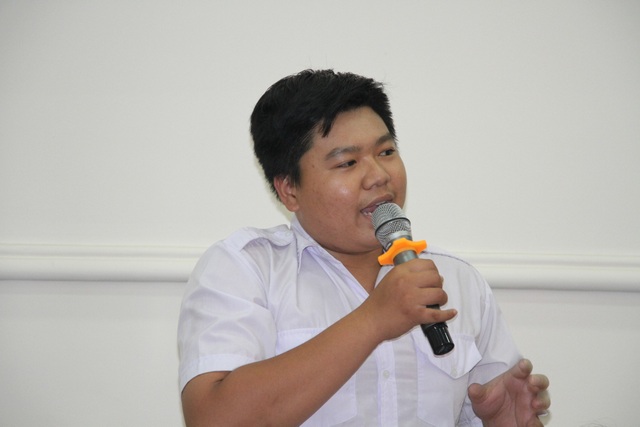 Sinh viên đề xuất dạy kỹ năng thoát hiểm sau vụ cháy chung cư Carina - 1 Sinh viên Trương Nhựt Cường phát biểu ý kiến với lãnh đạo UBND TPHCM