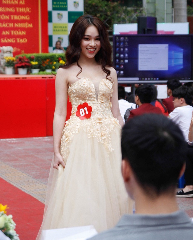 Nữ sinh ước mơ thành ca sĩ giành giải Nhất "Học sinh thanh lịch" THPT Nguyễn Bỉnh Khiêm - 6 Thí sinh Nguyễn Ngọc Anh trình diễn tự tin trước ban giám khảo