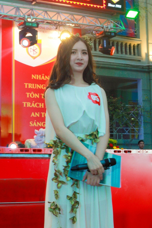 Nữ sinh ước mơ thành ca sĩ giành giải Nhất "Học sinh thanh lịch" THPT Nguyễn Bỉnh Khiêm - 7
Thí sinh Trần Minh Phương (lớp 11CA1) thuyết trình tiếng Anh về trang phục tự thiết kế