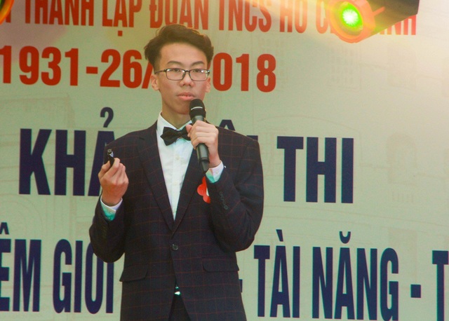 Nữ sinh ước mơ thành ca sĩ giành giải Nhất "Học sinh thanh lịch" THPT Nguyễn Bỉnh Khiêm - 8 Nguyễn Thế Nhật Vinh tự tin thuyết trình tiếng Anh về chủ để cách nghe nhạc