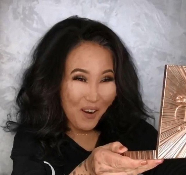"Phù thủy" trang điểm biến khuôn mặt đầy vết bớt trở nên vô cùng xinh đẹp - 4 Chính Irina cũng cảm thấy ngạc nhiên khi nhìn mình trong gương