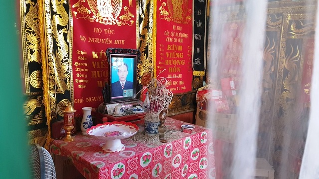 Đang thụ án về tội giết người vẫn về nhà đi làm thợ xây! - 4 Ông Hòa ra đi khi bị ông Hồng hàng xóm làm thợ xây dùng xà beng đâm chết.