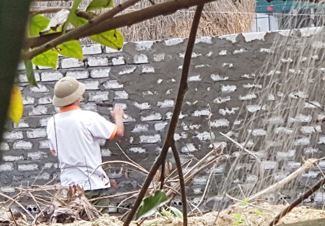 Đang thụ án về tội giết người vẫn về nhà đi làm thợ xây! - 9 Phạm nhân Hồng vẫn đi làm thợ xây bình thường như bao người khác.