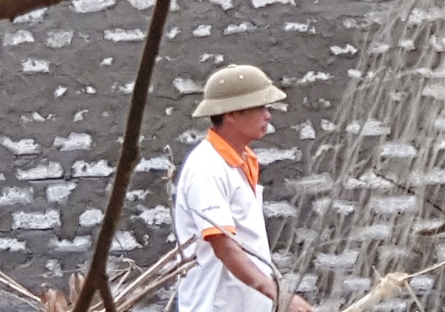 Đang thụ án về tội giết người vẫn về nhà đi làm thợ xây! - 10 Ông Hồng đi lại, sinh hoạt bình thường ở địa phương gần 1 năm qua. Cũng gần 1 năm qua, người dân nơi đây vô cùng lo lắng.