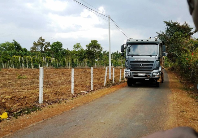 Vụ cà phê cạnh mỏ đá chết bất thường: Yêu cầu mỏ đá đền bù, tạm dừng hoạt động! - 2 Xe chở đá trọng tải lớn chạy trên đường làng là nỗi ám ảnh của người dân xã Ia Bă
