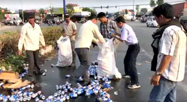 Người dân gom hàng trăm thùng bia rơi xuống đường giúp tài xế - 2 Tài xế gặp nạn khi chở bia qua địa bàn Bình Dương cũng được người dân nhiệt tình giúp đỡ.