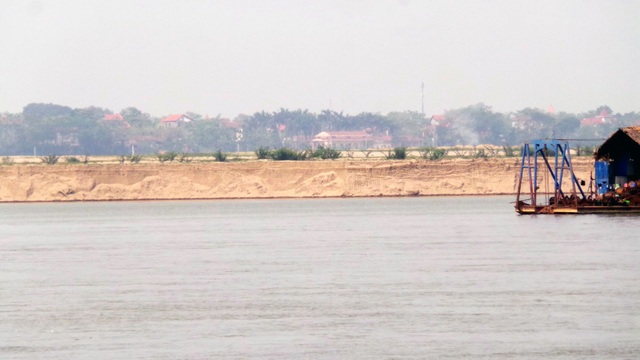 Hà Nội: “Cát tặc” lộng hành, chính quyền “bất lực” - 3 Bờ sông bị sạt lở nghiêm trọng, dựng thành vách thẳng đứng.