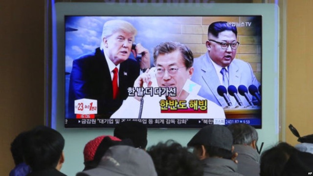 Những cuộc gặp được chờ đợi của ông Kim Jong-un với lãnh đạo thế giới - 2 Truyền hình Hàn Quốc đưa tin về 3 nhà lãnh đạo Mỹ, Hàn Quốc và Triều Tiên (Ảnh: Reuters)