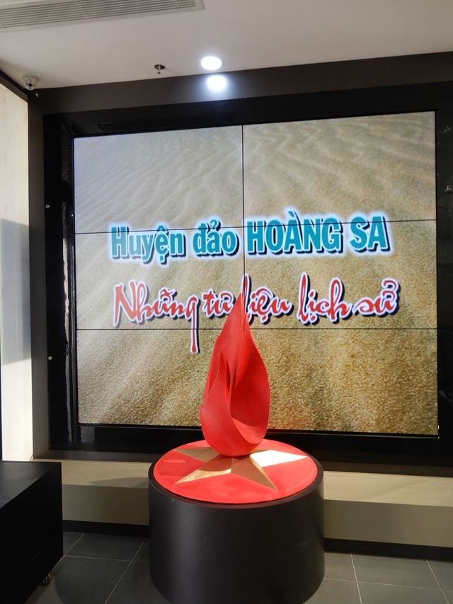 Nhà trưng bày Hoàng Sa chính thức mở cửa đón du khách tham quan - 8
Hình ảnh ngọn lửa -biểu tượng cho lòng yêu nước được thiết kế trên nền mô hình cờ Tổ quốc