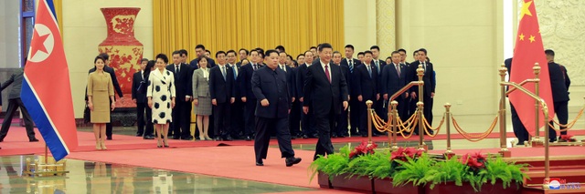 Chủ tịch Tập Cận Bình và phu nhân Bành Lệ Viện đã đón tiếp trọng thể nhà lãnh đạo Kim Jong-un và phu nhân Ri Sol-ju tại Đại Lễ đường Nhân dân Trung Quốc ở thủ đô Bắc Kinh.