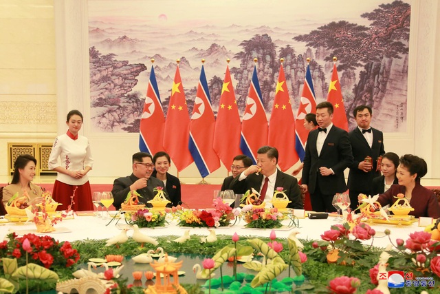 Ấn tượng chuyến thăm kín đến phút chót của ông Kim Jong-un tới Trung Quốc - 16 Nhà lãnh đạo Kim Jong-un cho biết ông cần đích thân tới Trung Quốc để chúc mừng ông Tập Cận Bình sau khi nhà lãnh đạo Trung Quốc tái đắc cử các vị trí quan trọng, đồng thời trực tiếp thông báo cho ông Tập về tình hình hiện nay trên bán đảo Triều Tiên.