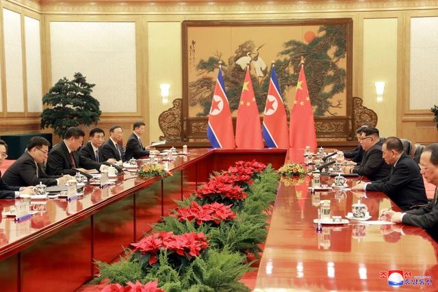 Ông Tập Cận Bình và ông Kim Jong-un cùng các quan chức cấp cao hai nước dự cuộc hội đàm để trao đổi về các vấn đề trong quan hệ song phương cũng như khu vực.