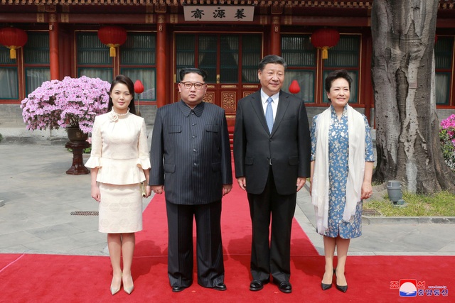 Ấn tượng chuyến thăm kín đến phút chót của ông Kim Jong-un tới Trung Quốc - 11 Các lãnh đạo và phu nhân chụp ảnh lưu niệm chung tại Nhà khách Quốc gia Điếu Ngư Đài.