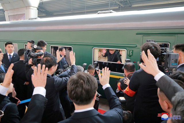 Ấn tượng chuyến thăm kín đến phút chót của ông Kim Jong-un tới Trung Quốc - 21 Nhà lãnh đạo Kim Jong-un và phu nhân vẫy tay chào khi lên tàu rời Trung Quốc và trở về Triều Tiên.