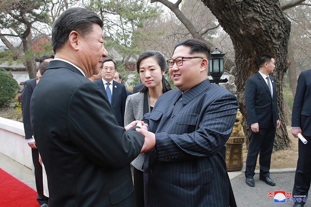 
Chủ tịch Tập Cận Bình nắm tay ông Kim Jong-un trước khi nhà lãnh đạo Triều Tiên kết thúc chuyến thăm tới Trung Quốc.
