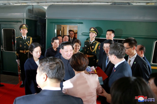 Nhà lãnh đạo Triều Tiên Kim Jong-un cùng phu nhân Ri Sol-ju ngày 25/3 đã bắt đầu chuyến thăm tới Trung Quốc theo lời mời của Chủ tịch Trung Quốc Tập Cận Bình. Phương tiện được lãnh đạo Triều Tiên lựa chọn khi sang thăm quốc gia láng giềng là tàu hỏa.
