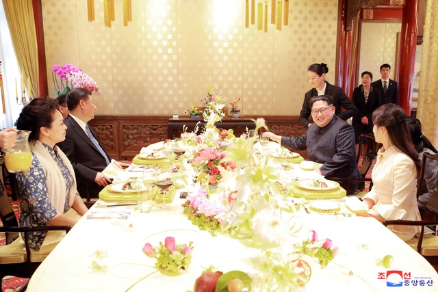 Chủ tịch Tập Cận Bình và phu nhân mời ông Kim Jong-un và phu nhân dự tiệc riêng giữa hai nhà lãnh đạo.