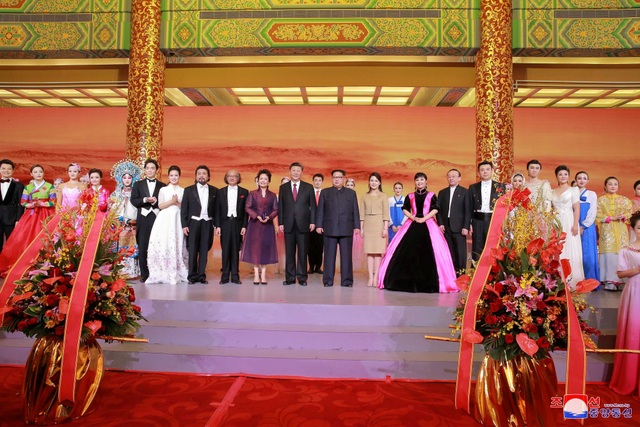Các nhà lãnh đạo cùng phu nhân chụp ảnh tại bữa tiệc do nước chủ nhà chủ trì.