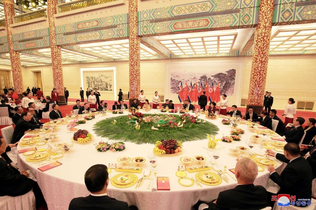 Ấn tượng chuyến thăm kín đến phút chót của ông Kim Jong-un tới Trung Quốc - 13 Lãnh đạo nước chủ nhà chủ trì yến tiệc tiếp đón ông Kim Jong-un cùng phu nhân và các quan chức Triều Tiên.