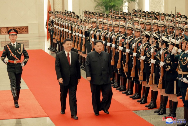 Ấn tượng chuyến thăm kín đến phút chót của ông Kim Jong-un tới Trung Quốc - 4 Hai lãnh đạo Trung Quốc, Triều Tiên duyệt đội danh dự trên thảm đỏ.