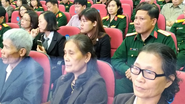 Lời từ biệt đẫm nước mắt của người vợ có chồng là quân nhân hiến tạng cứu người - 1
Chị Tạ Thị Kiều- người ngồi ở hàng hàng 2 thứ 2 từ phải sang, vợ của quân nhân thiếu tá Lê Hải Ninh cùng với người thân trong gia đình tại lễ tôn vinh.