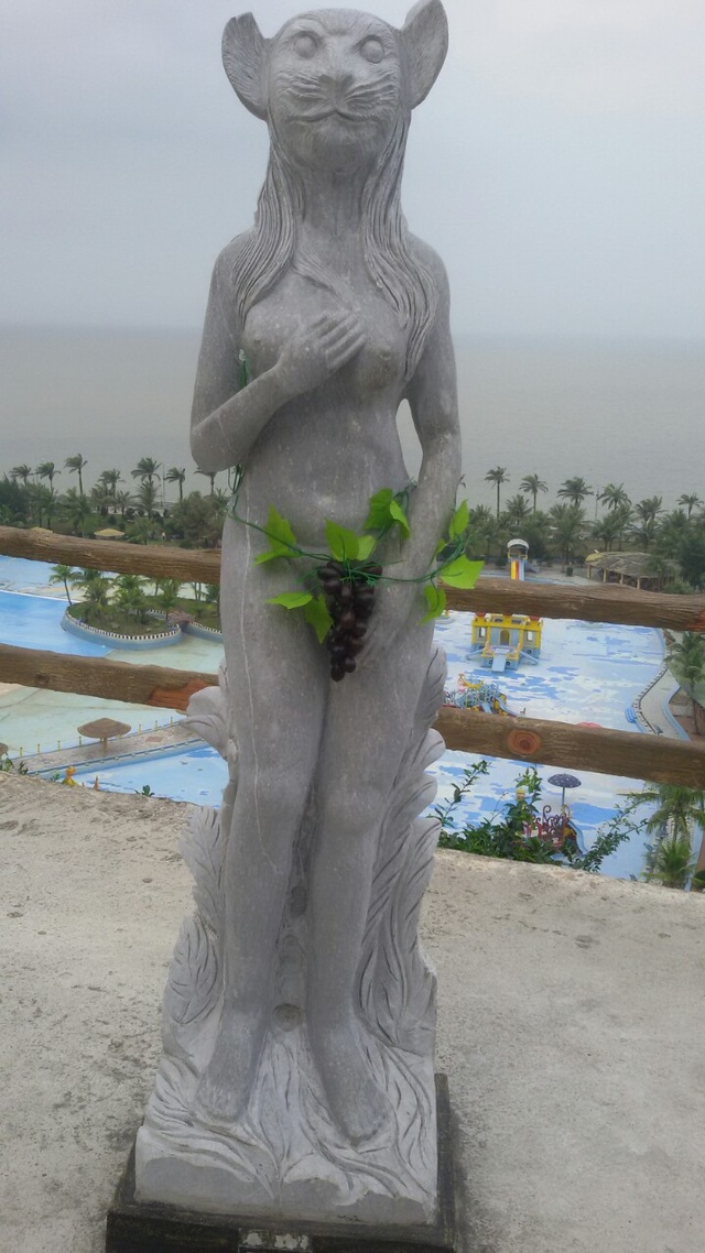 Bị phản đối, tượng 12 con giáp tháo bikini che chắn bằng lá cây - 3 Bản thân cha đẻ của các bức tượng, nhà điêu khắc Trần Minh Tuấn cho biết việc mặc quần áo cho tượng là “chà đạp” lên nghệ thuật và không thể chấp nhận được.