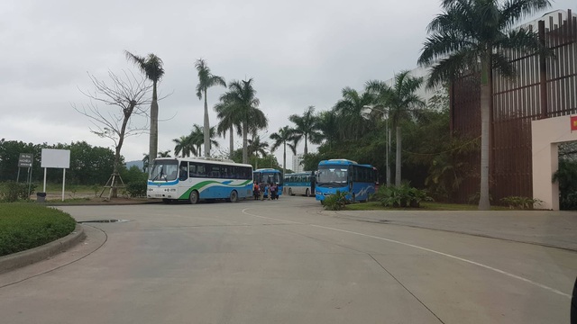 Các cửa hàng nuôi dưỡng tour du lịch "0 đồng" đang có dấu hiệu hoạt động trở lại! - 3 Xe du lịch loại 45 chỗ sau khi thả khách Trung Quốc xuống điểm mua sắm sẽ được đỗ sâu vào phía trong