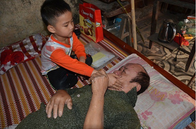 Bố chết, ông nội liệt giường, bé 5 tuổi sống trong đói khát - 9 Bố chết, ông nội liệt giường, bé 5 tuổi sống trong đói khát - 9