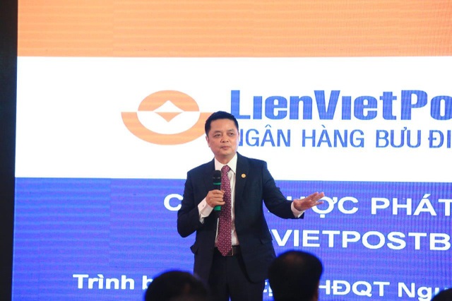 Ông Nguyễn Đình Thắng được bầu làm Chủ tịch LienVietPostBank - 1
Ông Hưởng khẳng định: Tôi không bao giờ rời bỏ ngân hàng và cho biết, nếu giá LPB xuống ông sẽ tiếp tục mua vào cổ phiếu và cho rằng ngân hàng này vẫn đang tiềm năng.