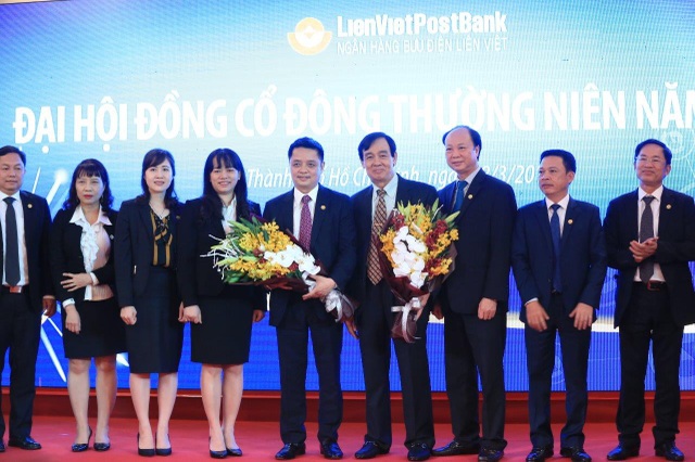 Ông Nguyễn Đình Thắng được bầu làm Chủ tịch LienVietPostBank - 3
Đại hội đồng cổ đông thường niên năm 2018 lần này đã bầu ra thành viên Hội đồng Quản trị (HĐQT) và Ban kiểm soát (BKS) nhiệm kỳ 2018 - 2023, là nhiệm kỳ thứ 3 của HĐQT LienVietPostBank kể từ năm thành lập ngân hàng 2008.